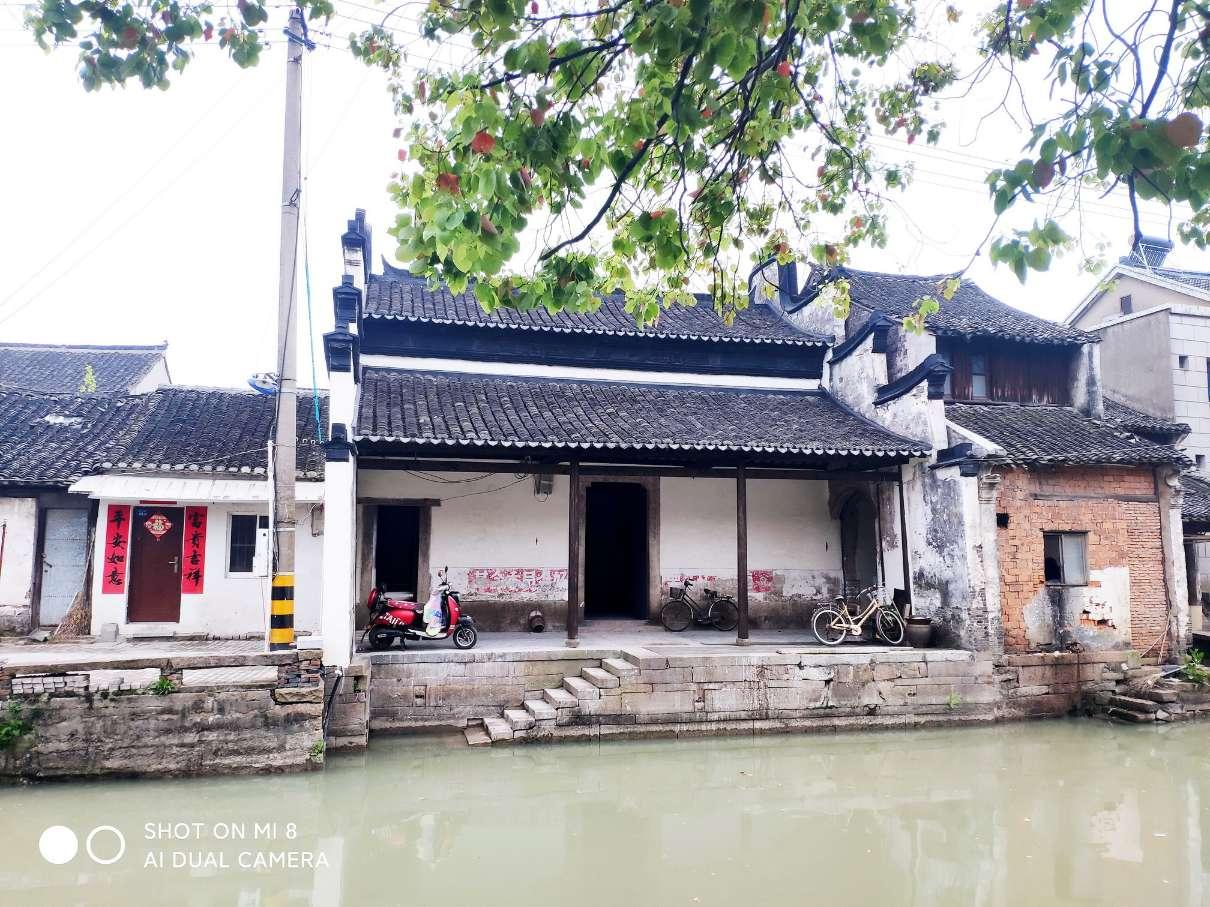 不文明，大妈脱鞋躺地铁座椅鞋被乘客踢下车，在公共场所我们需要注意什么？